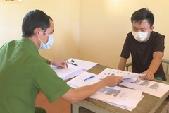 Đối tượng cầm đầu đường dây số đề Nguyễn Anh Tài bị bắt giữ tại Cơ quan Công an. (Nguồn: cand.com.vn)