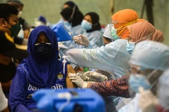 Tiêm vaccine ngừa COVID-19 cho người dân tại trung tâm dã chiến ở Tangerang, Indonesia. (Ảnh: THX/TTXVN)