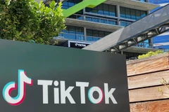 Biểu tượng ứng dụng TikTok bên ngoài văn phòng ở Culver City, Los Angeles, Mỹ. (Ảnh: AFP/TTXVN)