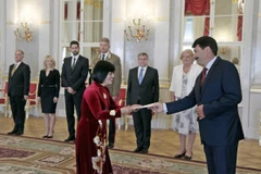 Đại sứ Nguyễn Thị Bích Thảo trình thư ủy nhiệm lên Tổng thống Hungary János Áder. (Ảnh: Hồng Kỳ/Vietnam+)