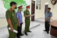 Ông Hoàng Công Ý nhận quyết định khởi tố. (Nguồn: nongnghiep.vn)