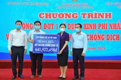 Liên đoàn Luật sư Việt Nam trao tượng trưng số tiền trên 961 triệu đồng ủng hộ Quỹ vaccine phòng COVID-19. (Ảnh: Minh Đức/TTXVN)