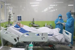 Điều trị cho bệnh nhân COVID-19. Ảnh minh họa. (Ảnh: TTXVN)