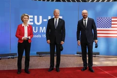 Chủ tịch Hội đồng châu Âu Charles Michel (phải), Chủ tịch Ủy ban châu Âu Ursula von der Leyen (trái) và Tổng thống Mỹ Joe Biden tại hội nghị thượng đỉnh EU-Mỹ ở Brussels, Bỉ, ngày 15/6. (Ảnh: THX/TTXVN)