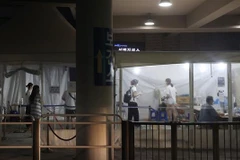 Người dân xếp hàng chờ xét nghiệm COVID-19 tại Seoul, Hàn Quốc. (Ảnh: Yonhap/TTXVN)