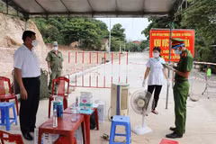 Chốt phong tỏa khu phố 1, phường 1, thành phố Tuy Hòa, Phú Yên. (Ảnh: Phạm Cường/TTXVN)