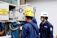 Công nhân Công ty Điện lực Thủ Đức lắp đặt máy phát điện dự phòng. (Ảnh: Thành Chung/TTXVN)