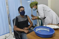 Tiêm vaccine ngừa COVID-19 tại Dhaka, Bangladesh. (Ảnh: THX/TTXVN)