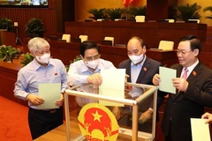 Chủ tịch nước Nguyễn Xuân Phúc, Thủ tướng Phạm Minh Chính, Chủ tịch Quốc hội Vương Đình Huệ, Chủ tịch Ủy ban Trung ương MTTQ Việt Nam Đỗ Văn Chiến bỏ phiếu bầu. (Ảnh: Dương Giang/TTXVN)