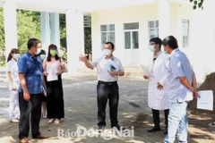 Đoàn công tác của Sở Y tế Đồng Nai kiểm tra điều kiện cơ sở vật chất tại Bệnh viện Da liễu Đồng Nai để chuyển đổi công năng của bệnh viện thành bệnh viện chuyên điều trị COVID-19. (Nguồn: Báo Đồng Nai)