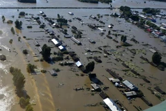 Những ngôi nhà ở thành phố Đồng Giang (Trung Quốc) chìm trong nước lũ do mực nước sông Hắc Long Giang dâng cao. (Ảnh: AFP/TTXVN)