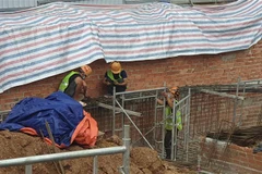 Công nhân thi công trên một công trường xây dựng. Ảnh minh họa. (Ảnh: Đậu Tất Thành/TTXVN)