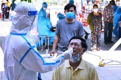 Xét nghiệm SARS-CoV-2 cho người dân tại Đà Nẵng. (Ảnh: Trần Lê Lâm/TTXVN)
