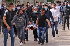 Người biểu tình Palestine bị thương trong cuộc xung đột với cảnh sát Israel tại khu đền thờ Al-Aqsa ở Jerusalem ngày 10/5. (Ảnh: AFP/TTXVN)
