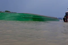 Canô của Bộ đội Biên phòng tiếp cận phương tiện gặp nạn. (Nguồn: bienphong.com.vn)