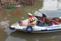 Lực lượng chức năng đưa anh N.V.L. vào bờ an toàn.