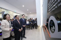 Thủ tướng Phạm Minh Chính nghe giới thiệu về Trung tâm Nghiên cứu và Phát triển (R&D) của Samsung. (Ảnh: Dương Giang/TTXVN)
