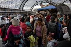 Người di cư chờ được nhập cư vào Mỹ theo chương trình Nghị định thư Bảo vệ người di cư (MPP), tại Ciudad Juarez, Mexico. (Ảnh: AFP/TTXVN)