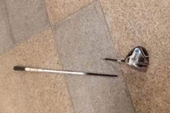 Chiếc gậy golf gãy làm đôi. (Nguồn: Facebook)