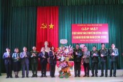 Tổng giám đốc TTXVN Vũ Việt Trang tặng hoa chúc mừng Sư đoàn 304. (Ảnh: Tuấn Đức/TTXVN)