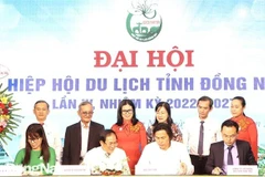 Chương trình ký kết giữa Hiệp Hội du lịch tỉnh với các doanh nghiệp du lịch về thông điệp tuyên truyền nâng cao nhận thức bảo vệ môi trường. (Ảnh: Nguyễn Văn Việt/TTXVN)