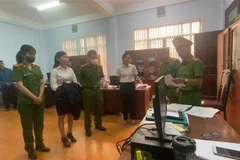 Cơ quan Cảnh sát điều tra, Công an huyện Đăk Tô đọc lệnh bắt tạm giam bà Hứa Thị Thể. (Ảnh: TTXVN phát)