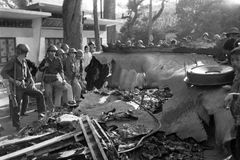 Xác máy bay B52 của giặc Mỹ bị quân dân Thủ đô bắn rơi hồi 23h ngày 27/12/1972 tại thành phố Hoàng Hoa Thám. (Ảnh: Minh Trường/TTXVN)