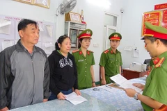 Cơ quan Cảnh sát điều tra Công an tỉnh thi hành lệnh bắt bị can để tạm giam đối với 2 đối tượng Hoàng, Nguyên. (Nguồn: Báo Quảng Nam)