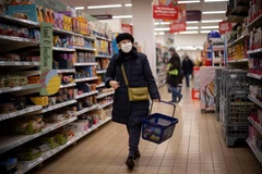 Người dân mua sắm tại một siêu thị ở London, Anh. (Ảnh: AFP/TTXVN)