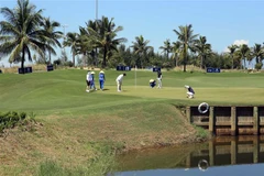 Các golfer chơi trên sân golf BRG Đà Nẵng. (Ảnh: Trần Lê Lâm/TTXVN)