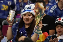 Cổ động viên Nhật Bản cổ vũ đội nhà trong trận lượt cuối bảng E gặp Tây Ban Nha ở Qatar. (Ảnh: AFP/TTXVN)