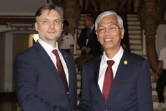 Phó Chủ tịch Ủy ban Nhân dân Thành phố Hồ Chí Minh Võ Văn Hoan tiếp ông Stanislav Valerievich Kazarin, Phó Thị trưởng thành phố Saint Petersburg, Liên Bang Nga. (Ảnh: Thanh Vũ/TTXVN)