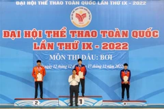 Trao giải nội dung Bơi hỗn hợp 400m nam với Huy chương Vàng thuộc về Nguyễn Quang Thuấn (Quân đội); Huy chương Bạc thuộc về Cao Văn Dũng (Hà Nội); Huy chương Đồng thuộc về Trần Hưng Nguyên (Quân đội). (Ảnh: Tuấn Đức/TTXVN)