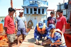 Đoàn Trinh sát số 2 kiểm tra tàu chở dầu DO không rõ nguồn gốc. (Ảnh: TTXVN phát)