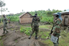 Các tay súng M23 gác tại Mutaho, Cộng hòa Dân chủ Congo. (Ảnh: AFP/TTXVN)