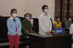 Bị cáo Nguyễn Thị Cẩm Nhung và Lê Châu Minh tại tòa. (Ảnh: TTXVN phát)