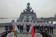 Sỹ quan Lữ đoàn 167 thăm quan, hiệp đồng với sỹ quan tàu Hải quân Ấn Độ. (Ảnh: TTXVN phát)