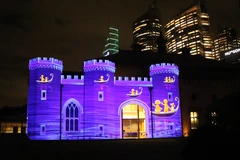 Những tòa nhà được thắp sáng bằng đèn LED. (Ảnh: Thanh Tú/TTXVN)