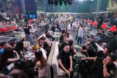 Lực lượng Công an tiến hành kiểm tra quán bar có gần 300 đang vui chơi. (Ảnh: TTXVN phát)
