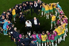 Huấn luyện viên trưởng đội tuyển Australia Graham Arnold (giữa) ăn mừng cùng các học trò sau khi tiếng còi kết thúc trận đấu với Đan Mạch vang lên. (Ảnh: AFP/TTXVN)