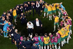 Huấn luyện viên trưởng đội tuyển Australia Graham Arnold (giữa) ăn mừng cùng các học trò sau khi tiếng còi kết thúc trận đấu với Đan Mạch vang lên. (Ảnh: AFP/TTXVN)