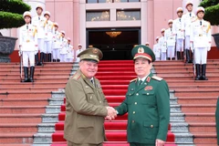 Đại tướng Lương Cường và Trung tướng Vicstor Rojo Ramos tại lễ đón. (Ảnh: Trọng Đức/TTXVN)