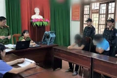 Cơ quan Công an làm việc với các đối tượng liên quan. (Ảnh: TTXVN phát)