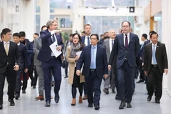 Thủ tướng Phạm Minh Chính thăm quan Khu công nghệ cao Brainport ở thành phố Eindhoven.(Ảnh: Dương Giang/TTXVN)