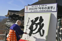 Lễ công bố "Chữ Hán của năm 2022" tại Chùa Kiyomizu-dera, Kyoto. (Nguồn: Kyodo)