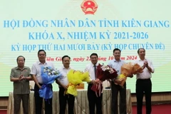 Lãnh đạo tỉnh Kiên Giang tặng hoa tân Phó Chủ tịch Ủy ban Nhân dân tỉnh Lê Trung Hồ (thứ tư, từ trái sang). (Ảnh: Lê Huy Hải/TTXVN)