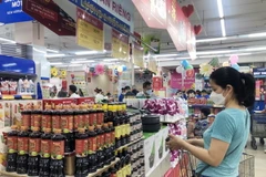 Người dân 'săn' hàng khuyến mại. (Ảnh: Mỹ Phương/TTXVN)