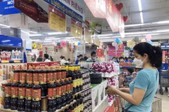 Người dân 'săn' hàng khuyến mại. (Ảnh: Mỹ Phương/TTXVN)