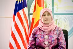 Bà Cik Aida Safura Niza Othman, Phó Đại sứ Malaysia tại Hà Nội trả lời phỏng vấn báo chí về ý nghĩa và triển vọng của chuyến thăm. (Ảnh: Việt Đức/TTXVN)