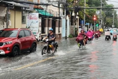 Triều cường vào giờ tan tầm gây nhiều khó khăn cho người dân ở thành phố Vĩnh Long, chiều 16/10. (Ảnh: Phạm Minh Tuấn/TTXVN)